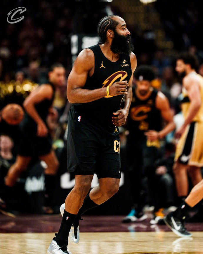 哈登回归赛场，逆转首场状态亮眼，公牛观众沸腾！的简单介绍